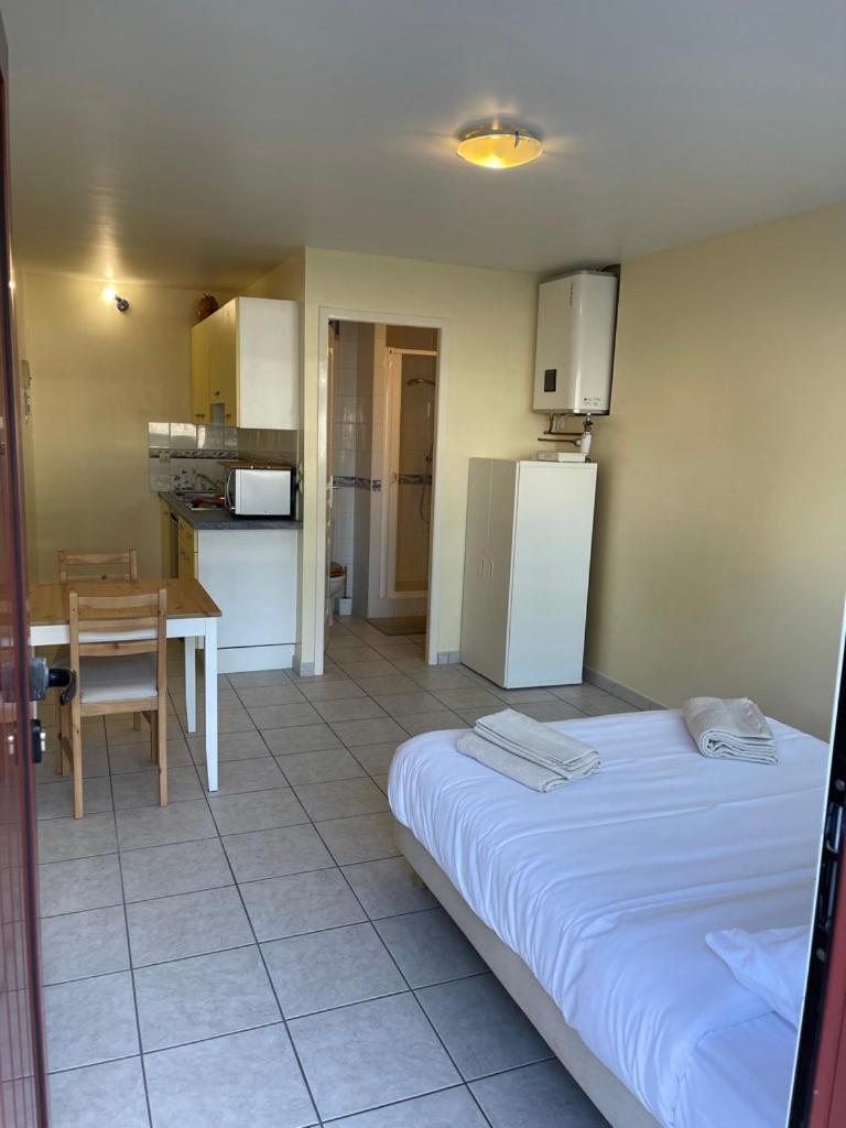 Appartement Ou Studio En Hyper Centre, Pour La Plage Et La Rue Pietonne Il Suffit De Traverser La Rue , Voir La Photo Principale Andernos-les-Bains Exterior photo