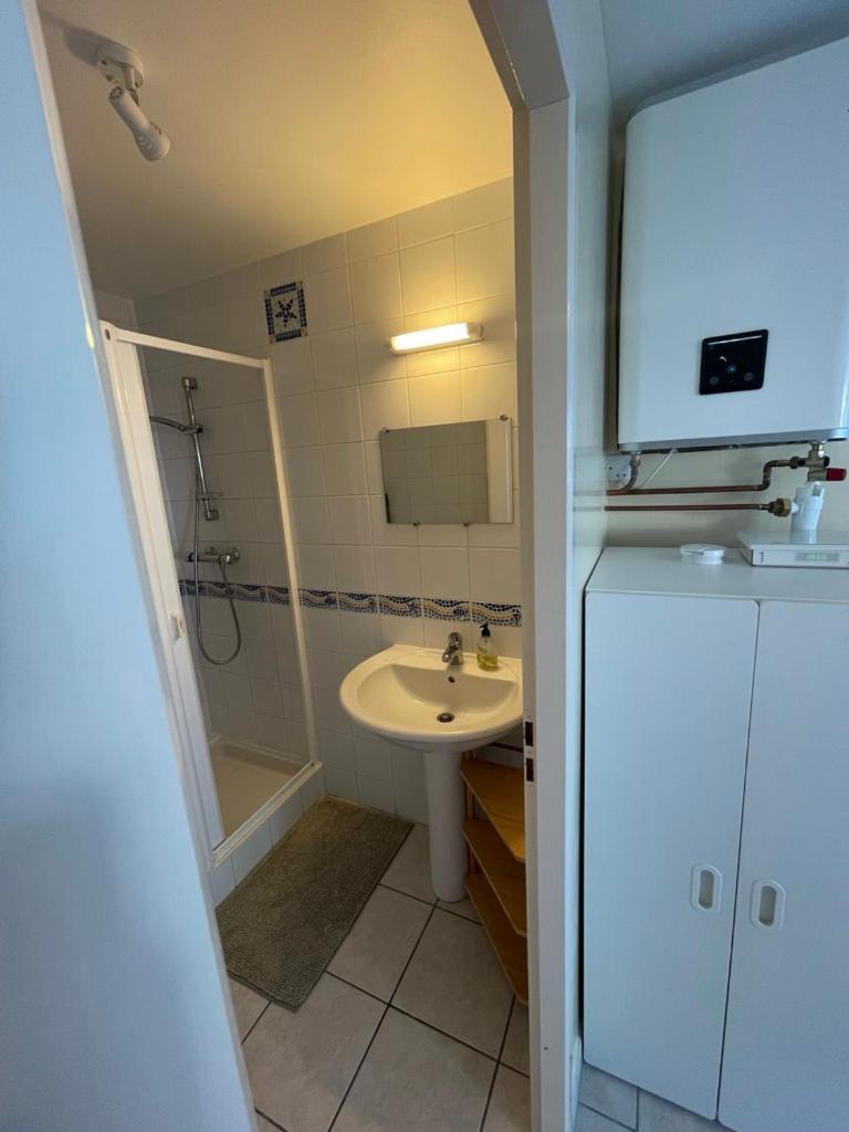 Appartement Ou Studio En Hyper Centre, Pour La Plage Et La Rue Pietonne Il Suffit De Traverser La Rue , Voir La Photo Principale Andernos-les-Bains Exterior photo