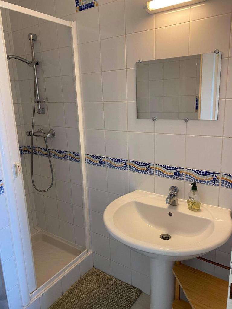 Appartement Ou Studio En Hyper Centre, Pour La Plage Et La Rue Pietonne Il Suffit De Traverser La Rue , Voir La Photo Principale Andernos-les-Bains Exterior photo