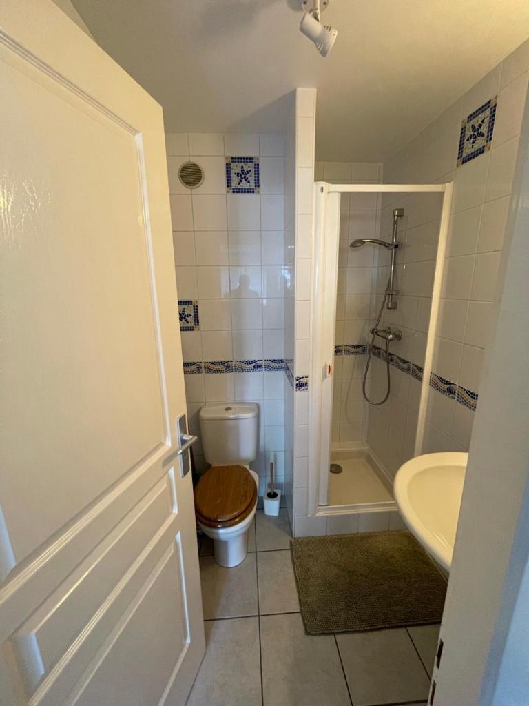 Appartement Ou Studio En Hyper Centre, Pour La Plage Et La Rue Pietonne Il Suffit De Traverser La Rue , Voir La Photo Principale Andernos-les-Bains Exterior photo