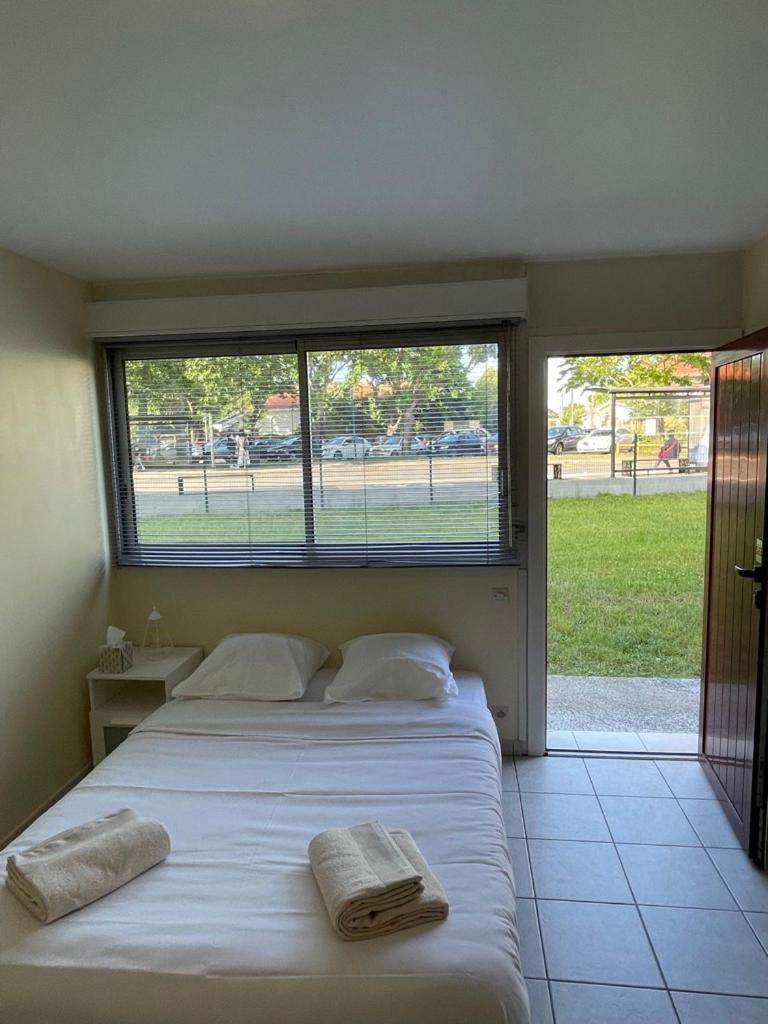 Appartement Ou Studio En Hyper Centre, Pour La Plage Et La Rue Pietonne Il Suffit De Traverser La Rue , Voir La Photo Principale Andernos-les-Bains Exterior photo