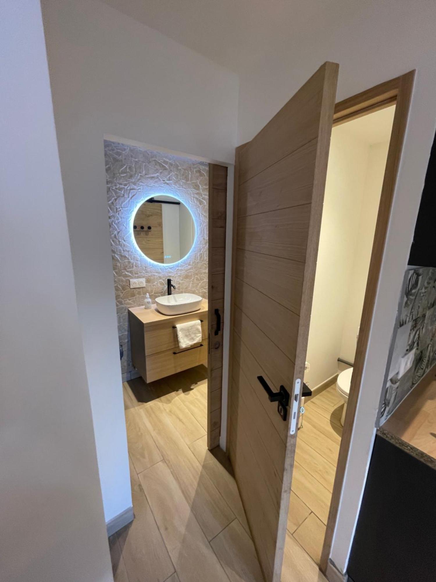 Appartement Ou Studio En Hyper Centre, Pour La Plage Et La Rue Pietonne Il Suffit De Traverser La Rue , Voir La Photo Principale Andernos-les-Bains Exterior photo