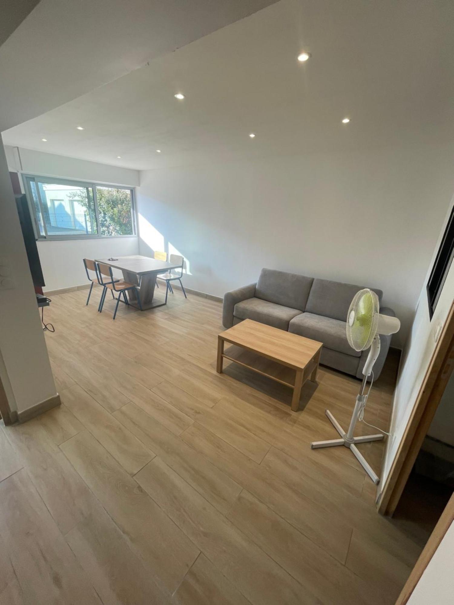 Appartement Ou Studio En Hyper Centre, Pour La Plage Et La Rue Pietonne Il Suffit De Traverser La Rue , Voir La Photo Principale Andernos-les-Bains Exterior photo