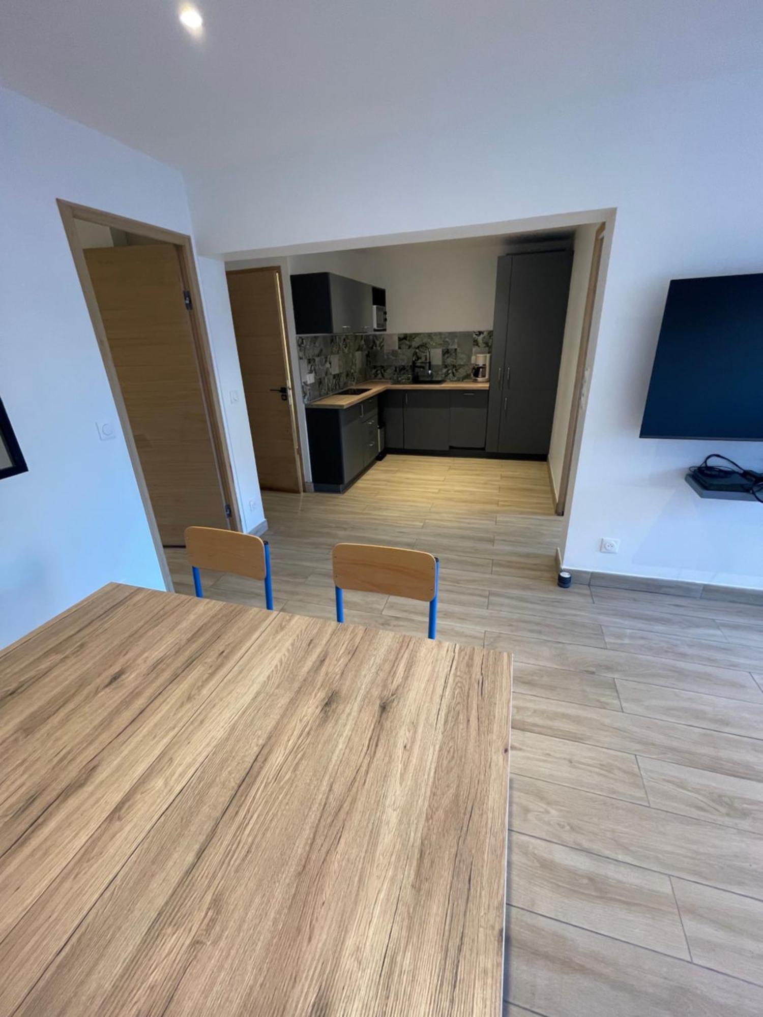 Appartement Ou Studio En Hyper Centre, Pour La Plage Et La Rue Pietonne Il Suffit De Traverser La Rue , Voir La Photo Principale Andernos-les-Bains Exterior photo