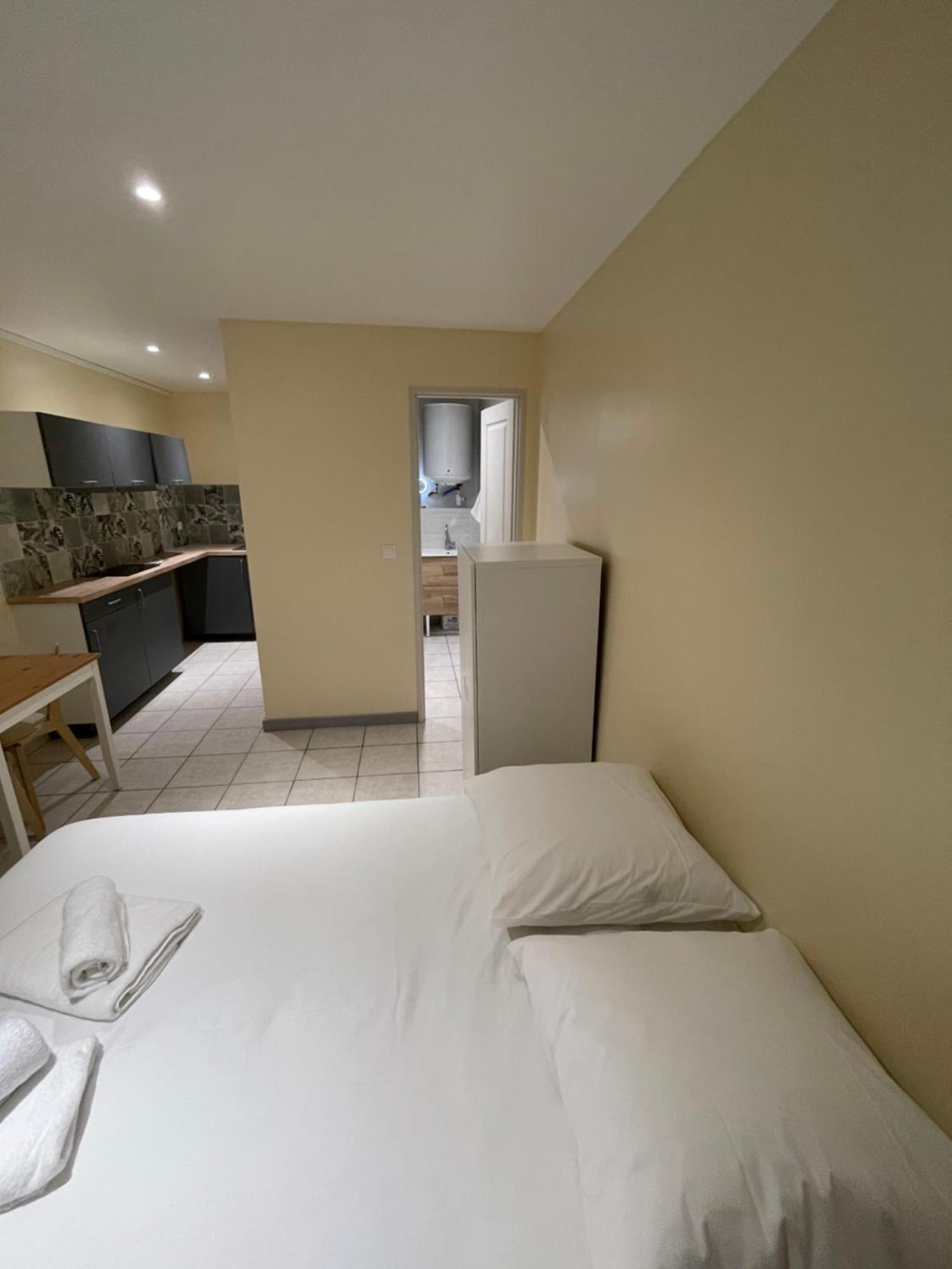 Appartement Ou Studio En Hyper Centre, Pour La Plage Et La Rue Pietonne Il Suffit De Traverser La Rue , Voir La Photo Principale Andernos-les-Bains Exterior photo
