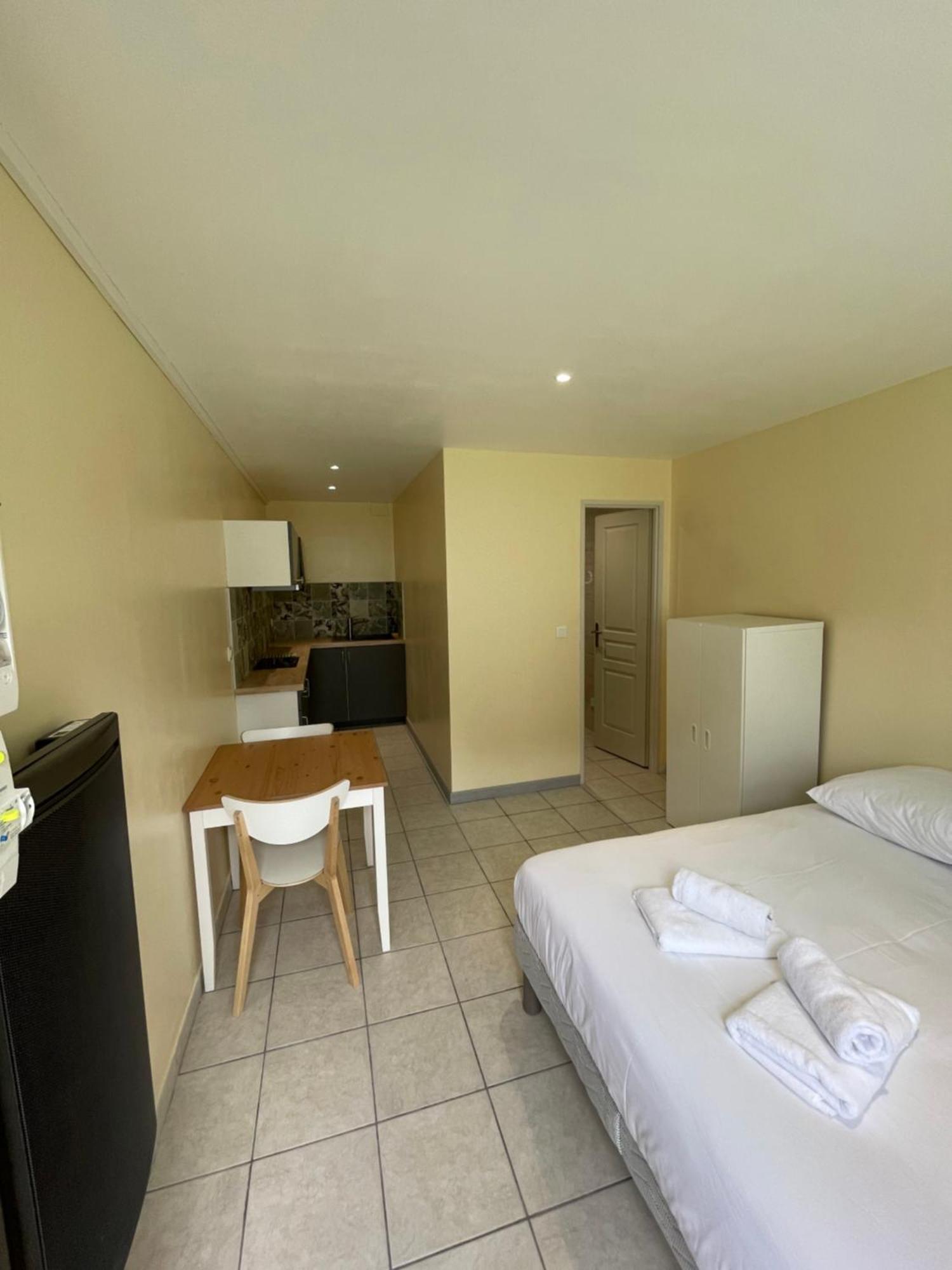 Appartement Ou Studio En Hyper Centre, Pour La Plage Et La Rue Pietonne Il Suffit De Traverser La Rue , Voir La Photo Principale Andernos-les-Bains Exterior photo