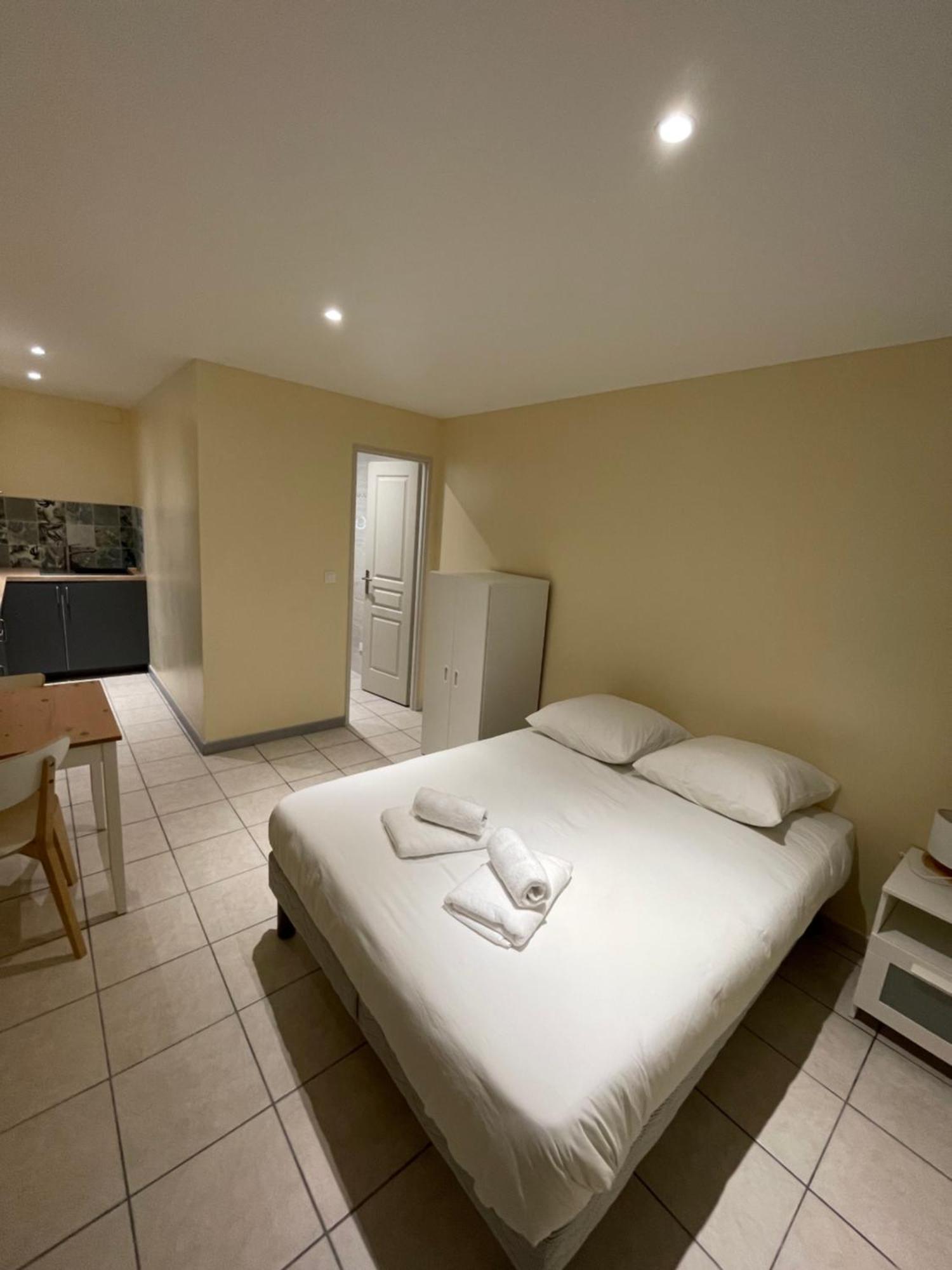 Appartement Ou Studio En Hyper Centre, Pour La Plage Et La Rue Pietonne Il Suffit De Traverser La Rue , Voir La Photo Principale Andernos-les-Bains Exterior photo