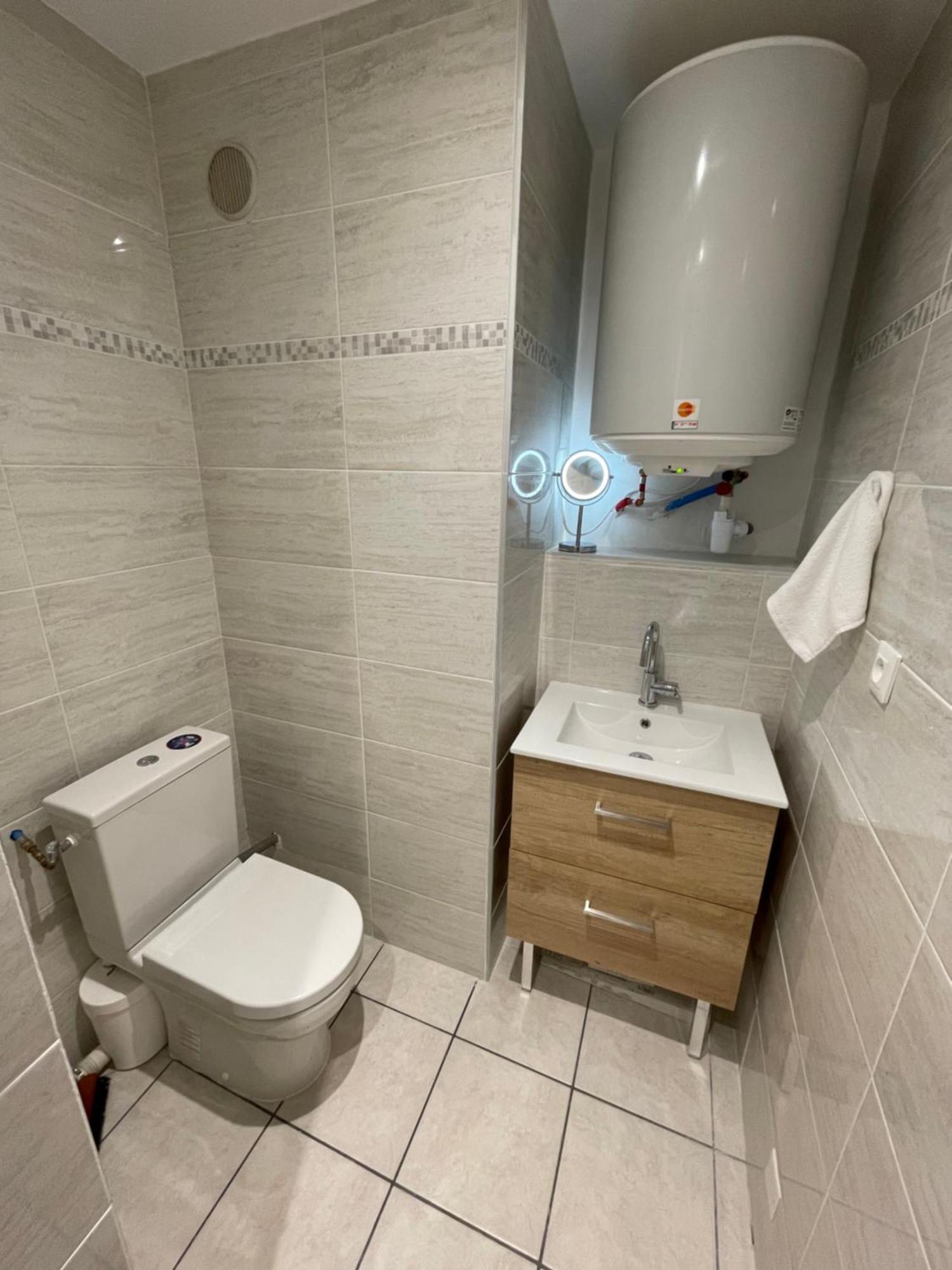 Appartement Ou Studio En Hyper Centre, Pour La Plage Et La Rue Pietonne Il Suffit De Traverser La Rue , Voir La Photo Principale Andernos-les-Bains Exterior photo