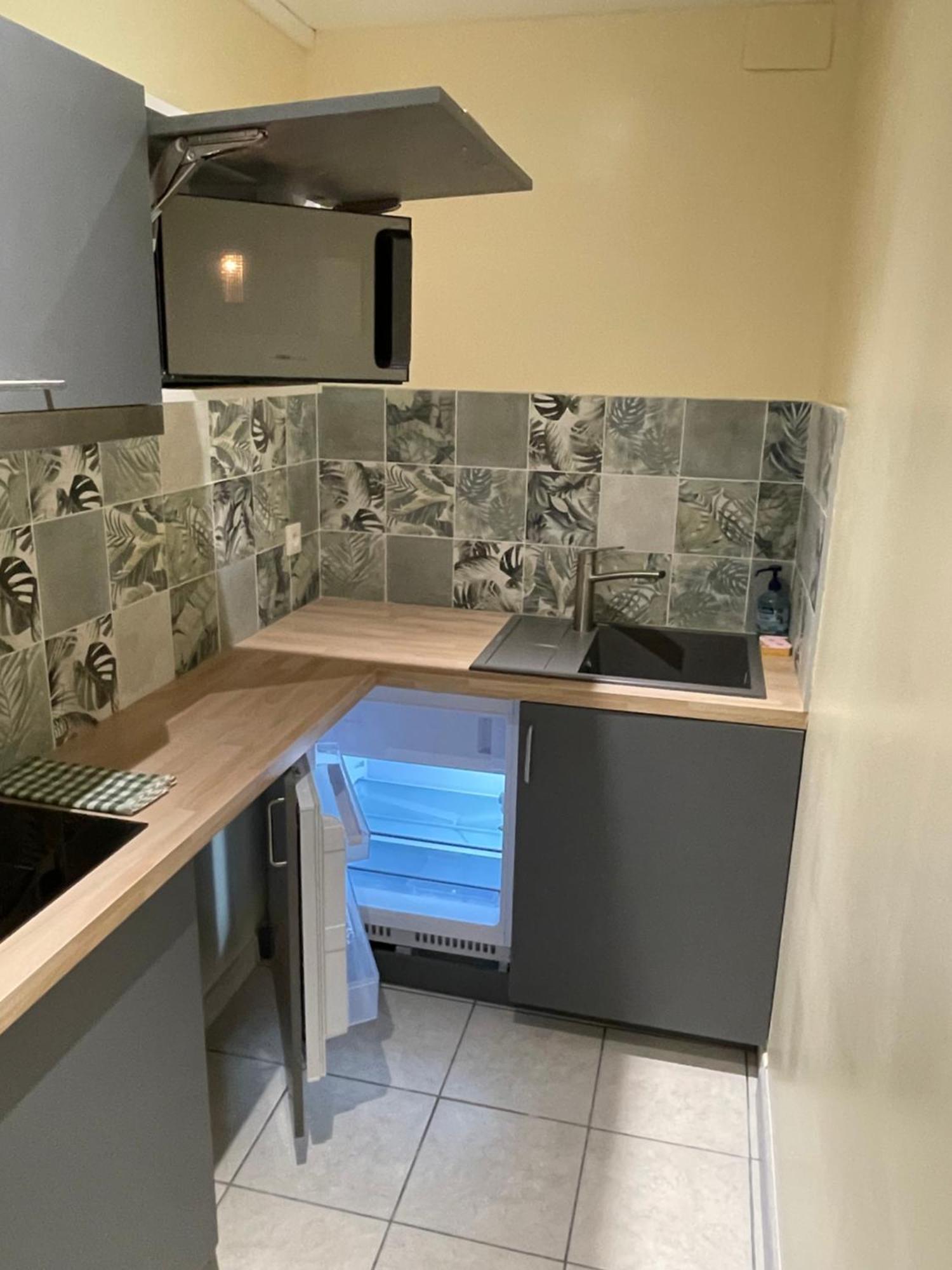 Appartement Ou Studio En Hyper Centre, Pour La Plage Et La Rue Pietonne Il Suffit De Traverser La Rue , Voir La Photo Principale Andernos-les-Bains Exterior photo